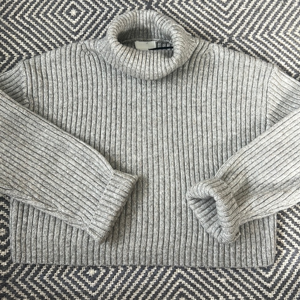 HM ribbed cropped sweater, size xs
